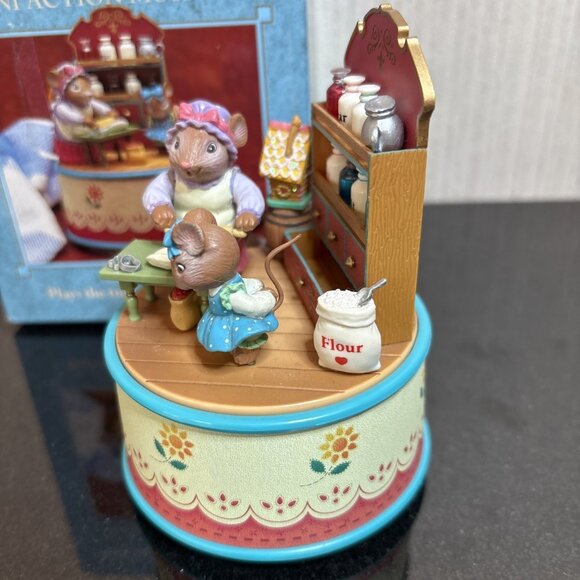 Vintage Enesco Music Box Mice Baking Plays Candy Man Baking Sweet Memories 1995 - Picture 2 of 16